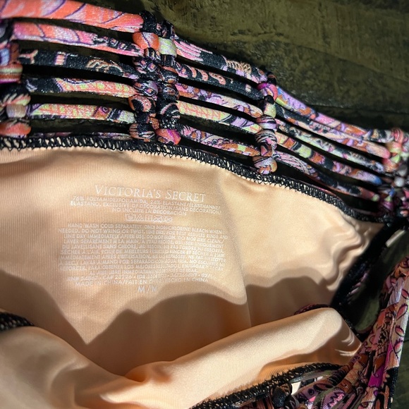Victoria’s Secret swimsuit, bikini bottoms, size medium in great condition - Picture 2 of 3